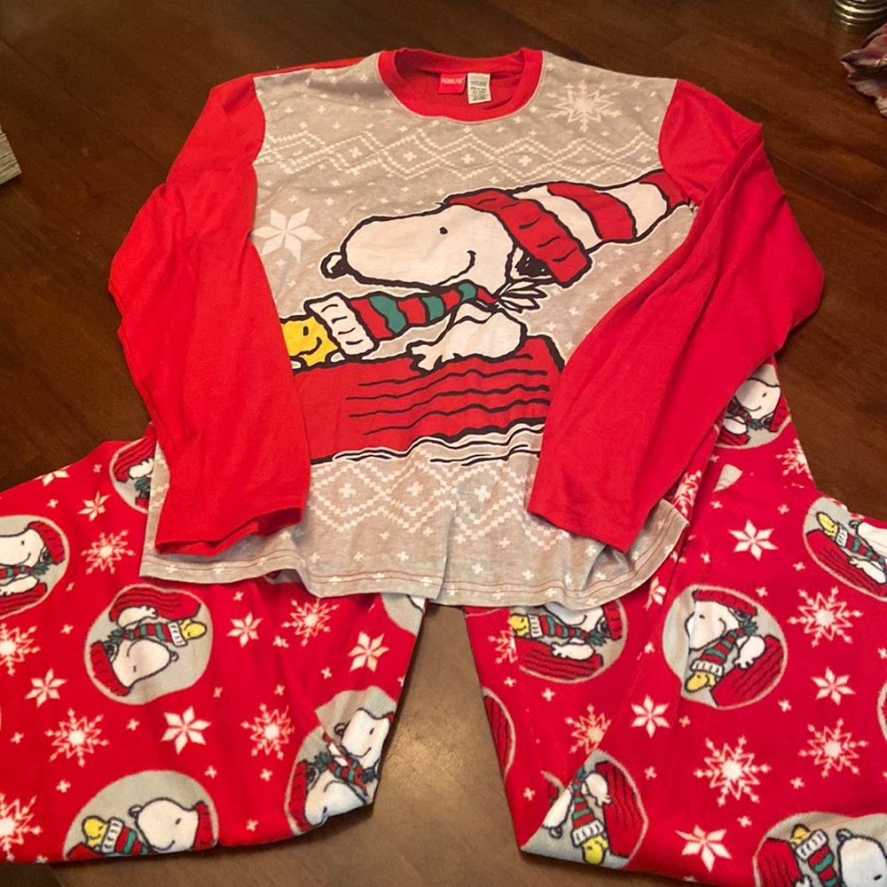 Men’s Christmas Peanuts pajamas. Top is large, pants are X-Large. Worn once